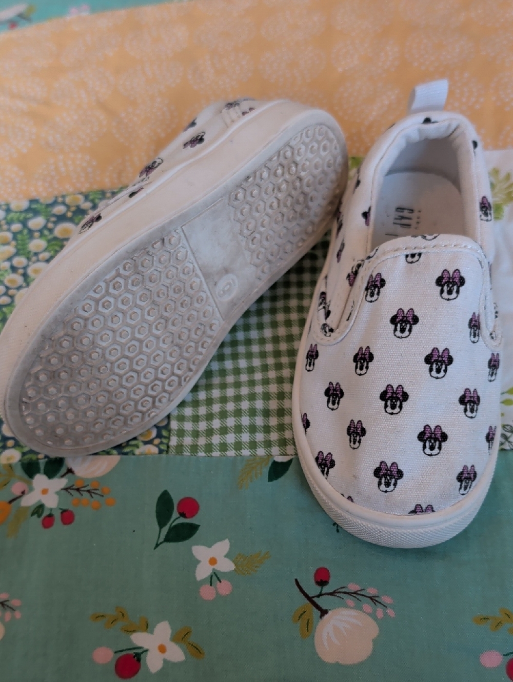 GAP White Kids Slip-On Sneakers with Pink Bow Print